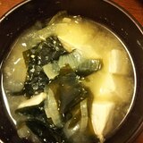 玉ねぎと豆腐とわかめの味噌汁